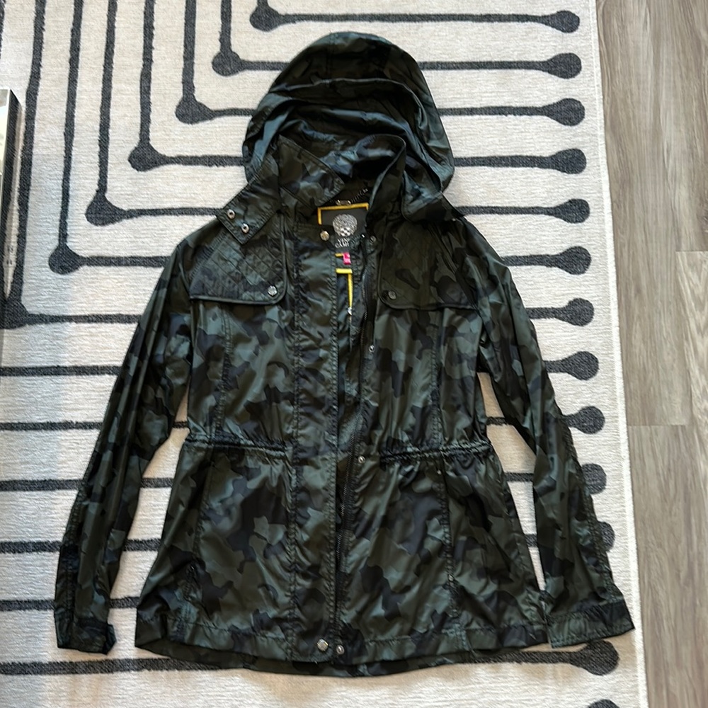 Vince Camuto camp wind breaker/rain coat